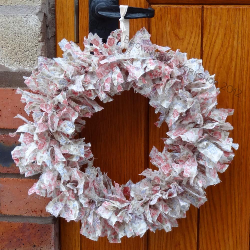 Rag Wreath In Pale Pink on Luulla
